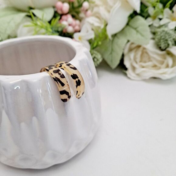💖 2/$30 Leopard small open hoop resin animal print Resin casual earrings - Picture 9 of 13